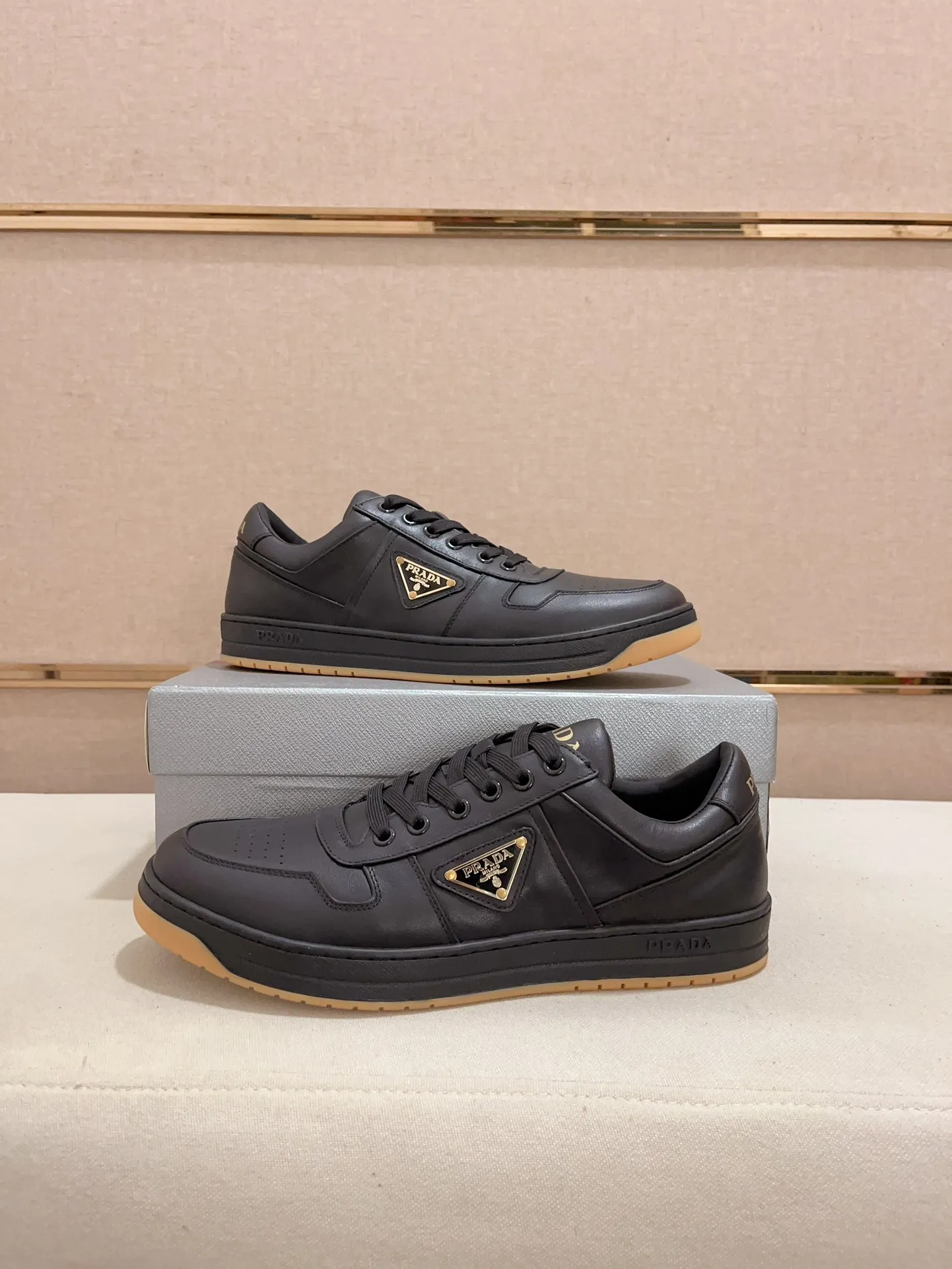 Factory price 540💰 ✔️✔️✔️High version High-quality new PRADA counters are available simultaneously, new men's shoes, 😘Material: Made of patent cowhide with breathable mesh. Inside: cowhide with breathable mesh 👍🏿 high-end ☄️ open-molded non-slip rubber outsole, exquisite lines, simple and elegant, comfortable and high-end for leisure travel. Code number: 38 to 44 (45 can be customized and 46 cannot be returned or exchanged)